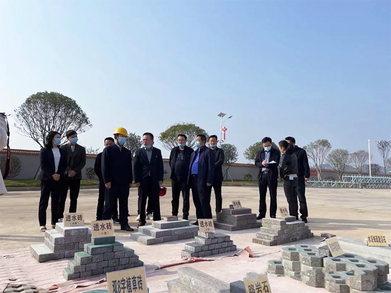 領(lǐng)導視查建筑垃圾再生骨料制磚